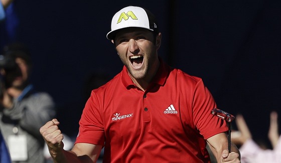 Jon Rahm vítzí na turnaji Farmers Insurance Open na hiti Torrey Pines v San...