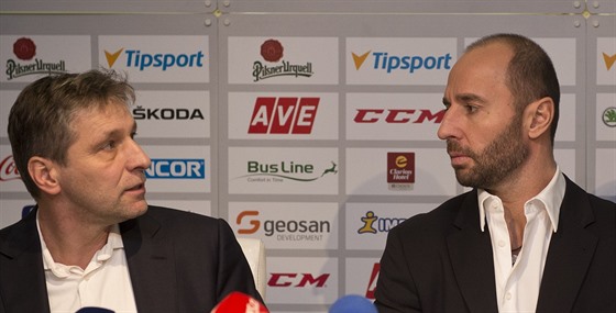 Generální manaer hokejové reprezentace Martin Ruinský (vpravo) s trenér...