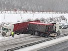 Nehoda dvou kamionů zkomplikovala provoz na dálnici D6 u Karlových Varů.