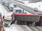 Nehoda dvou kamion zkomplikovala provoz na dálnici D6 u Karlových Var.
