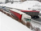 Nehoda dvou kamionů zkomplikovala provoz na dálnici D6 u Karlových Varů.