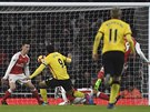 Útoník Watfordu Troy Deeney stílí druhý gól Watfordu na stadionu Arsenalu.