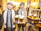 V Hluboké nad Vltavou oteveli pivovar. Na snímku jsou spolumajitelé Milan...