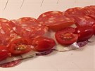 Varianta pro masourouty: s chorizem, plátkovým sýrem gouda a cherry rajátky.