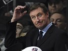 Trenér týmu Metropolitní divize Wayne Gretzky pi Utkání hvzd NHL.