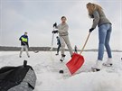 Velk� zamrzl� plocha boleveck�ho rybn�ka v Plzni l�k� brusla�e i b�ka�e. (28....