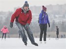 Velk� zamrzl� plocha boleveck�ho rybn�ka v Plzni l�k� brusla�e i b�ka�e. (28....