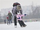 Velk� zamrzl� plocha boleveck�ho rybn�ka v Plzni l�k� brusla�e i b�ka�e. (28....