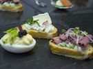 Amuse bouche jsou chutn� jednohubky s vejcem, �neky a masem, kter� si p��l...