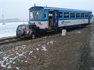 V pondl rno se u obce Olovnice na Mlnicku srazilo auto s vlakem, idi auta...
