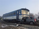 V pond�l� r�no se u obce Olovnice na M�lnicku srazilo auto s vlakem, �idi� auta...