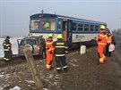 V pond�l� r�no se u obce Olovnice na M�lnicku srazilo auto s vlakem, �idi� auta...