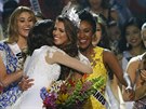 Miss Universe 2016 Iris Mittenaere pijímá gratulace  (Manila, 30. ledna 2017).