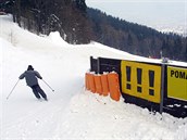 Na libereckých sjezdovkách varují ly�a�e p�ed p�íli� rychlou jízdou zábrany i...