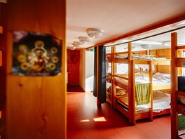 Ručníky často označují, že je postel zabraná. Na lodi je celkově 230 lůžek pro...
