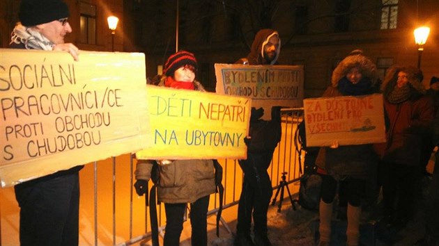 Ped vldou kempuj destky lid. daj slben zkon o socilnm bydlen (31.1.2017).