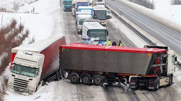 Nehoda dvou kamion zkomplikovala provoz na dlnici D6 u Karlovch Var.