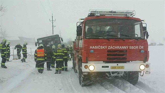 Snh v ter zkomplikoval autobusovou dopravu u Koldna na Orlickostecku.