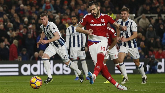 tonk lvaro Negredo srovnv stav utkn mezi Middlesbrough a West Bromem z pokutovho kopu.