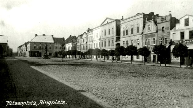 Náměstí v obci Hotzenplotz, jak zněl německý název Osoblahy, na začátku minulého století. Z atraktivního historického centra zůstala jen kašna.