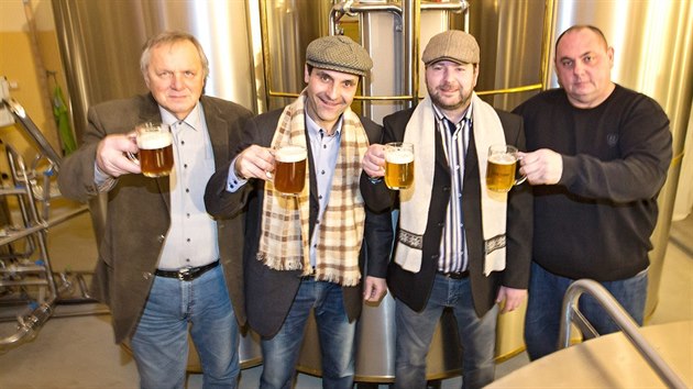 V Hluboké nad Vltavou otevřeli pivovar. Na snímku jsou zleva Miloslav Valenta (vrchní sládek), Michael Macháček (spolumajitel), Milan Hájek (spolumajitel), Aleš Chrt (podsládek).