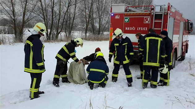 Hasii u Lysic na Blanensku zachraovali psa, kter spadl do skrue.