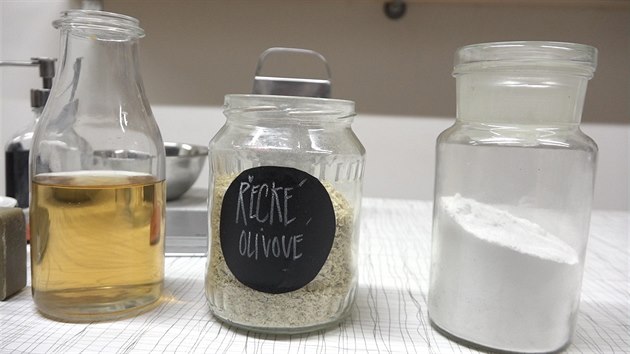 Základní ingredience na domácí prostředek na mytí nádobí: zleva ocet, nastrouhané olivové mýdlo a jedlá soda. 