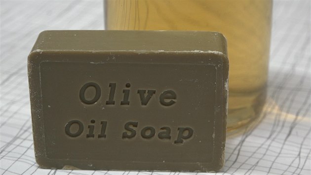 Olivové mýdlo dobře odmašťuje nečistoty, ale nevysušuje kůži. 