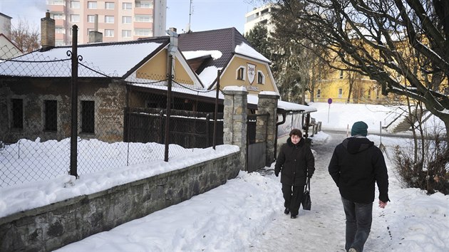 Restaurace Na Hliniti se nachz v mlkm olku naproti kasrnm. V men stavb byla pvodn dlna pumpae, pak mdikovec.