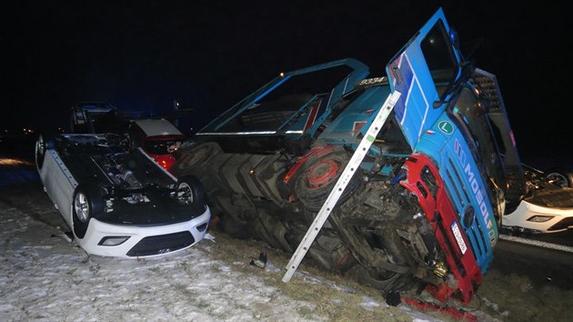 Řidič nákladního vozu přepravoval nová vozidla. Převrátil se a osm jich poškodil (30.1.2017).