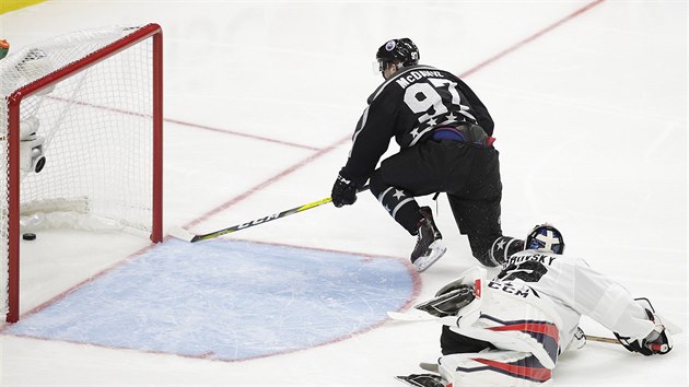 Connor McDavid pekonv Sergeje Bobrovskho v Utkn hvzd NHL.