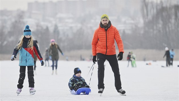 Velk zamrzl plocha boleveckho rybnka v Plzni lk bruslae i bkae. (28. ledna 2017)