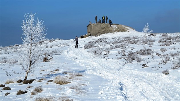 Zimní Brdy - vrchol Houpák s betonovou pozorovatelnou pro řízení střeleb. (28. ledna 2017)