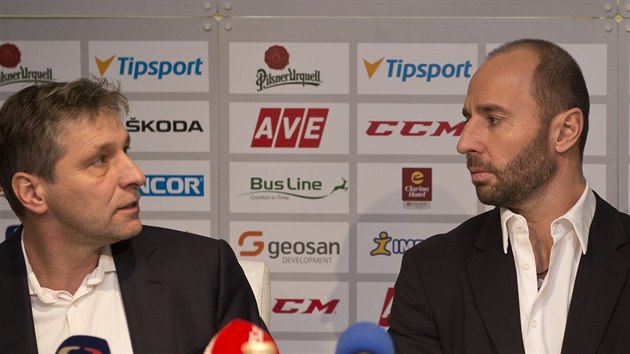 Generální manaer hokejové reprezentace Martin Ruinský (vpravo) s trenér...
