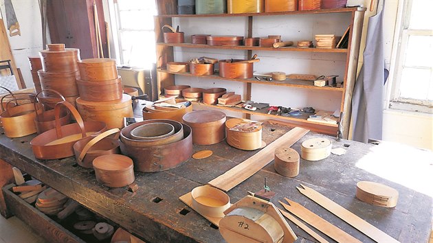 V truhlskch dlnch vznikaly vrobky, kter mly dokonale nadasov design - teba ovln dzy z devn dhy. Snmek je z Hancock Shaker Village.