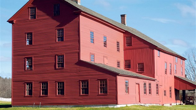 Budova centrln prdelny a strojnch dlen s fasdou obloenou devem v obci Hancock Shaker Village.