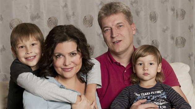 Ilona Cskov, jej manel Radek Vone a synov Daniel a Dominik (2017)