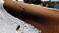 V okolí alírského msta Ain Sefra na Sahae napadl sníh (25.1.2017).