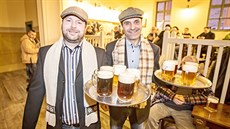 V Hluboké nad Vltavou oteveli pivovar. Na snímku jsou spolumajitelé Milan...