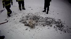 Hasi�i vysekávali z ledu kance, který se propadl do Brn�nské p�ehrady a...