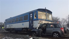 V pondlí ráno se u obce Olovnice na Mlnicku srazilo auto s vlakem, idi auta...