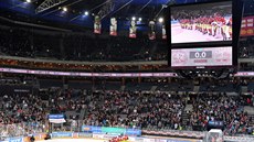 DOHRÁNO JEST. D�kova�ka spar�anských hokejist� po výh�e nad T�incem 12:3.