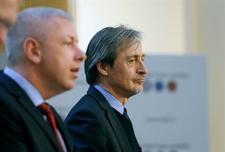 Ministr obrany Martin Stropnický (vpravo) a ministr vnitra Milan Chovanec