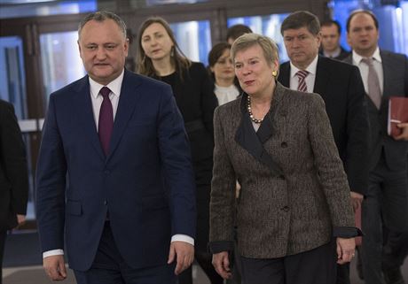 Moldavský prezident Igor Dodon a námstkyn éfa NATO Rose Gottemoellerová