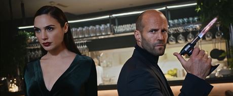 Divoká jízda v baru v podání britského herce Jasona Stathama a izraelské hereky Gal Gadotové