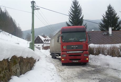 Uváznutý polský kamion v Krytofov Údolí.