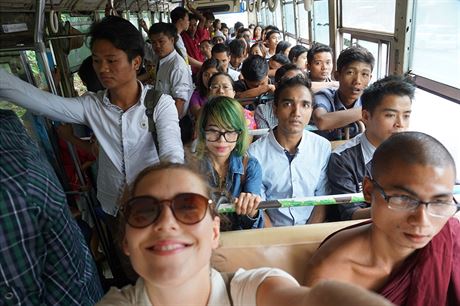 Barma - na cizince v loklnch autobusech nejsou mstn zvykl. Turist se ve...
