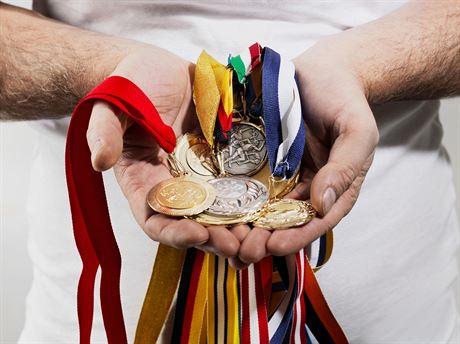 Nedostatek vlastních nerostných zdroj potebných pro výrobu olympijských medailí vyeí Japonci sbrem vyazených mobil. Ilustraní snímek