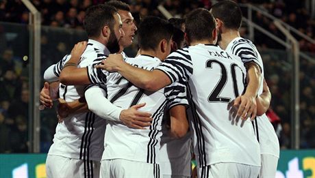 Fotbalisté Juventusu Turín slaví gól Gonzala Higuaina.