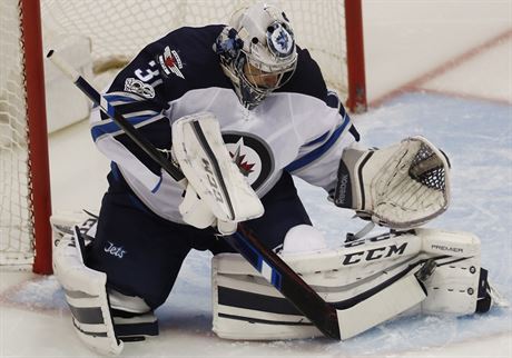 Branká Winnipegu Ondej Pavelec zasahuje v utkání proti Coloradu.